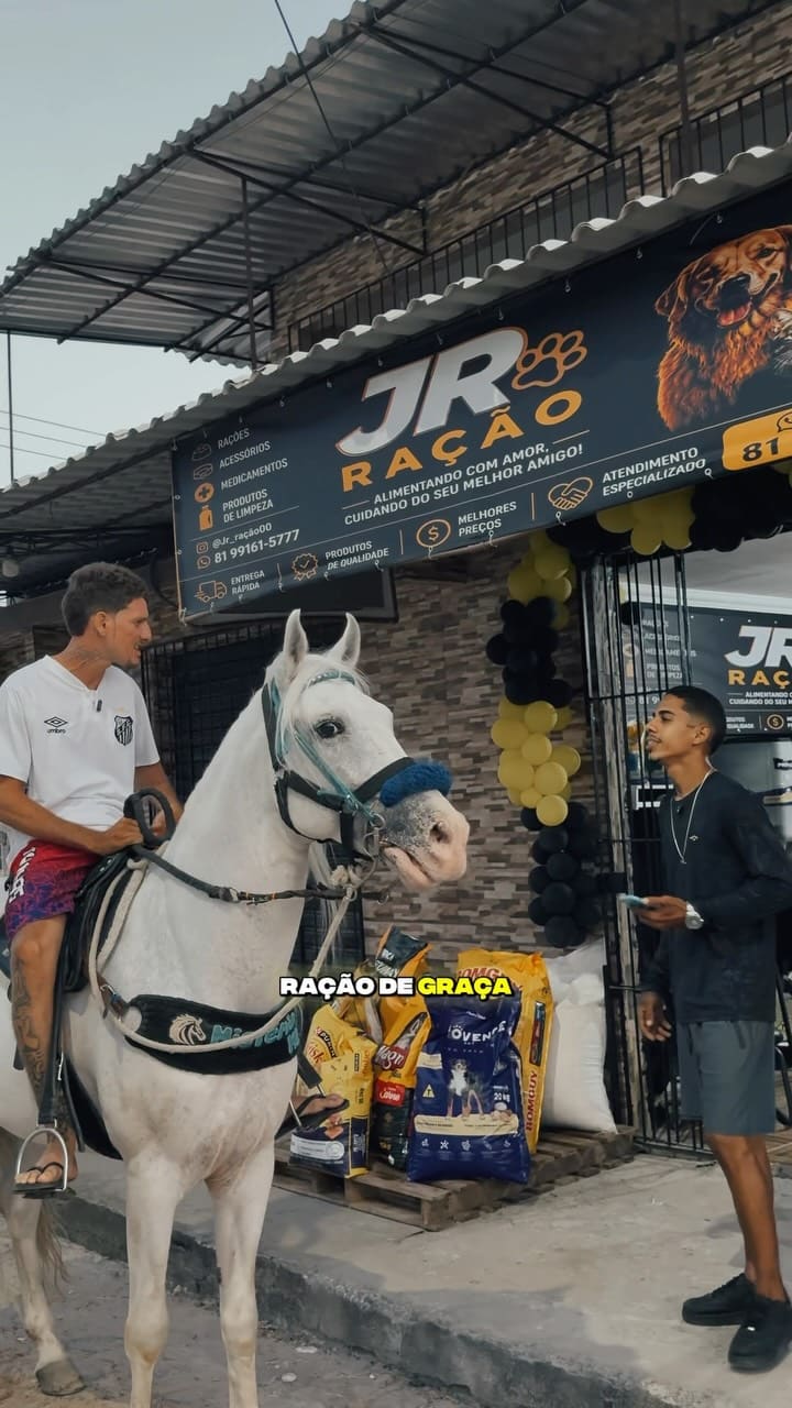 Fachada da JR Ração na Av. Tiradentes, com sacos de ração na calçada