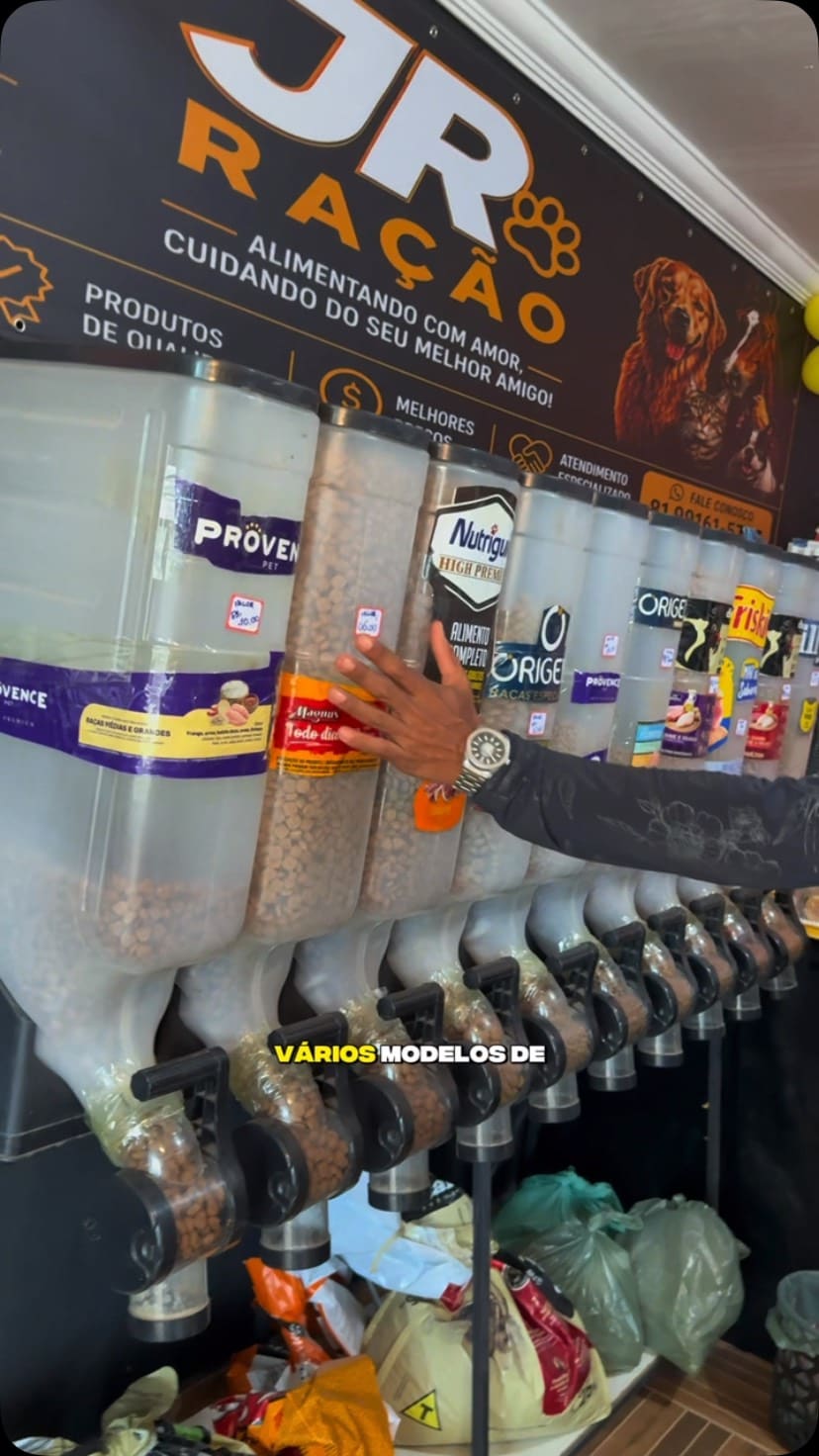 Dosadores de ração a granel da JR Ração, com várias marcas e o preço de cada uma
